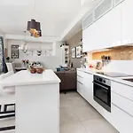Stylish With Beautiful Views Of The River, Nearby Daire