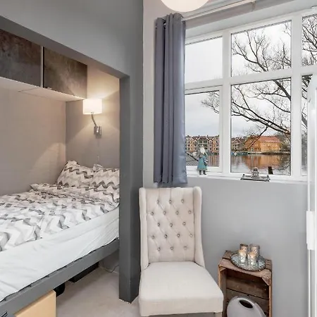 Stylish With Beautiful Views Of The River, Nearby *