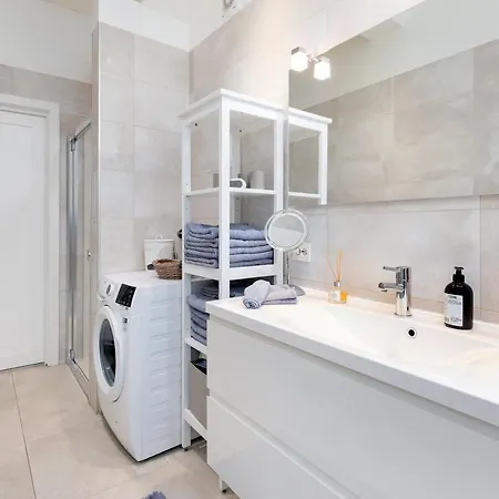 Stylish With Beautiful Views Of The River, Nearby アパート