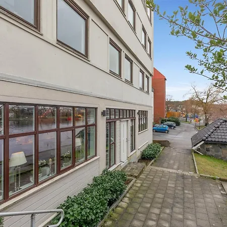 Stylish With Beautiful Views Of The River, Nearby *