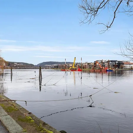 Stylish With Beautiful Views Of The River, Nearby Apartment *