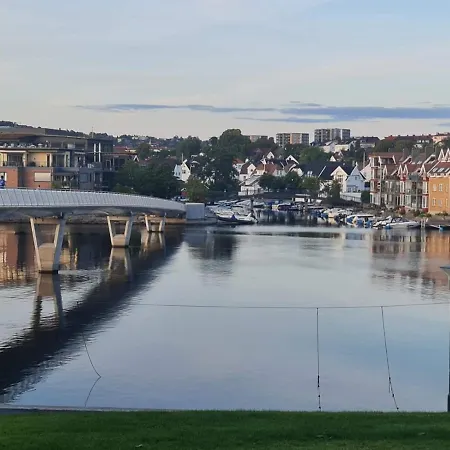 Stylish With Beautiful Views Of The River, Nearby Apartment *