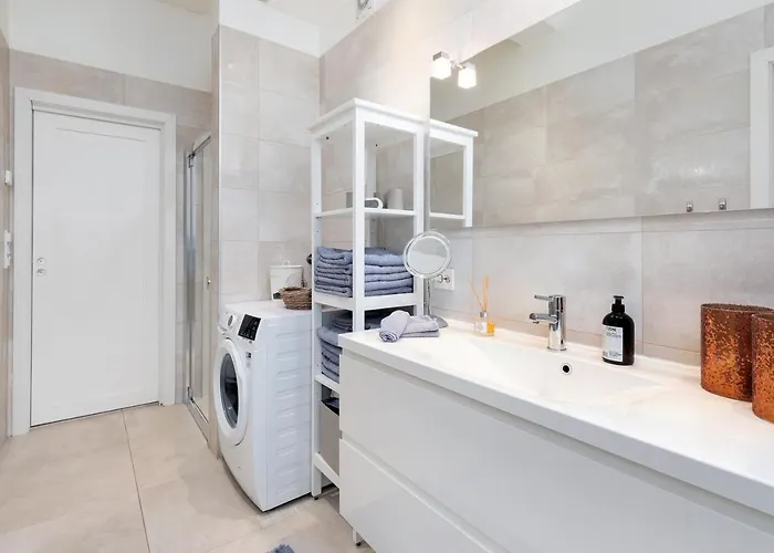 Stylish With Beautiful Views Of The River, Nearby Appartement