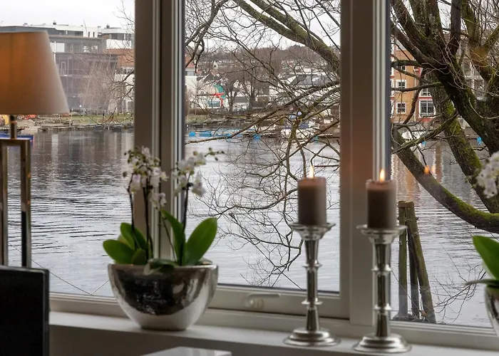 Stylish With Beautiful Views Of The River, Nearby Appartement