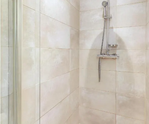 Stylish With Beautiful Views Of The River, Nearby