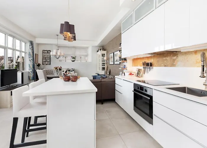 Stylish With Beautiful Views Of The River, Nearby Lejlighed