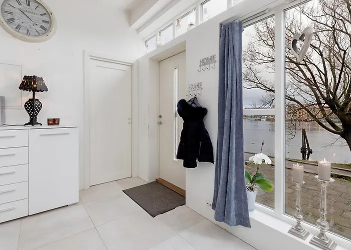Stylish With Beautiful Views Of The River, Nearby Kristiansand