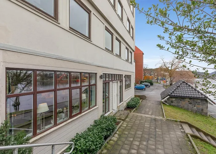 Stylish With Beautiful Views Of The River, Nearby *