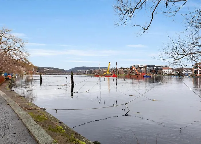 Stylish With Beautiful Views Of The River, Nearby Appartement *