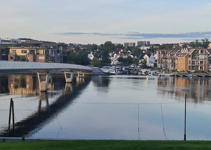 Stylish With Beautiful Views Of The River, Nearby Appartement *